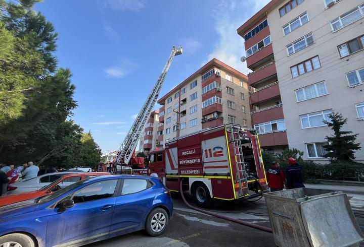 Kocaeli'de apartmanın çatısında çıkan yangın söndürüldü