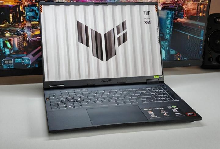 165 Hz WQHD Ekran ve yükseltilebilir bellek