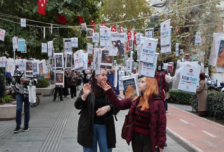 Asırlık çınarlara asılan 5 bin kitap dakikalar içinde toplandı