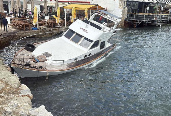 Bodrum'da kuvvetli rüzgar; tekne karaya vurdu