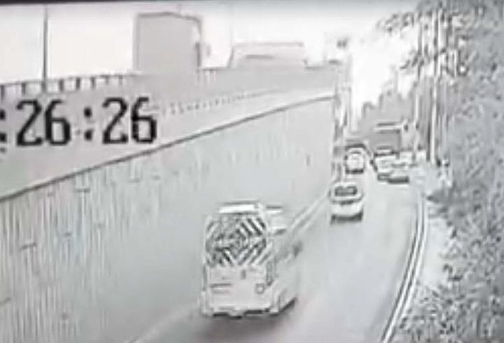 TIR'ın viyadükte devrildiği kaza kamerada