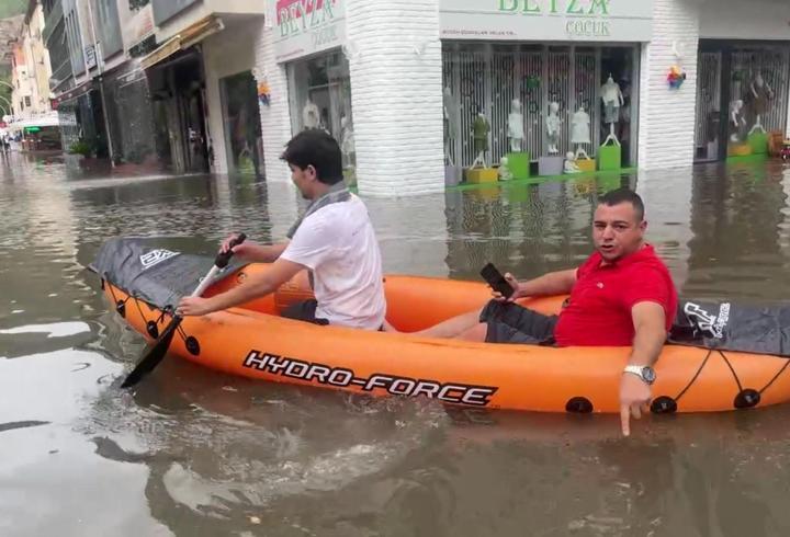 Muğla'da sağanak! Yollar göle döndü, botla ilerlediler