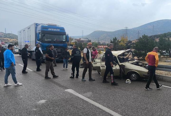 2 otomobil ile TIR çarpıştı: 2 ölü, 3 yaralı