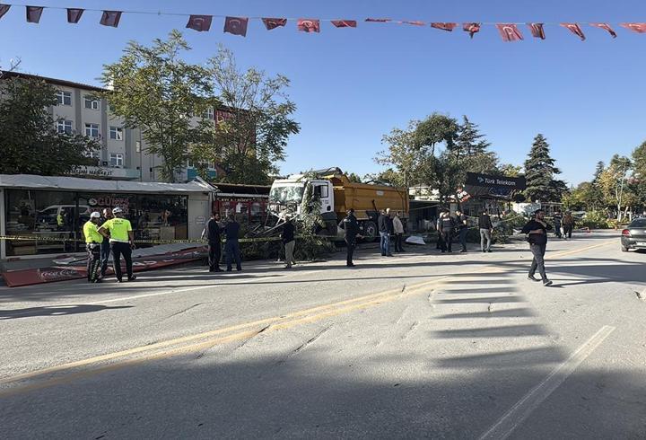 Freni arızalanan kamyon 7 konteyner iş yerine çarptı