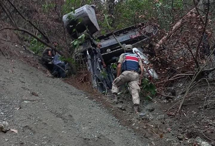Yol açarken uçuruma yuvarlanan iş makinesinin operatörü öldü