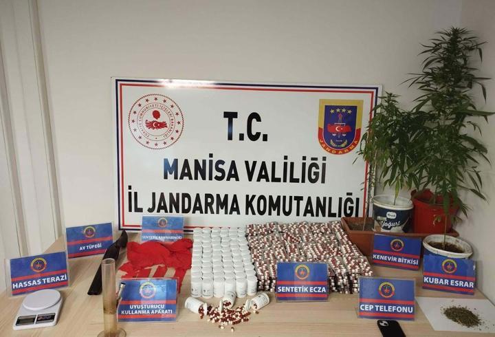 Manisa'daki uyuşturucu operasyonunda 8 bin 864 sentetik ecza hap ele geçirildi