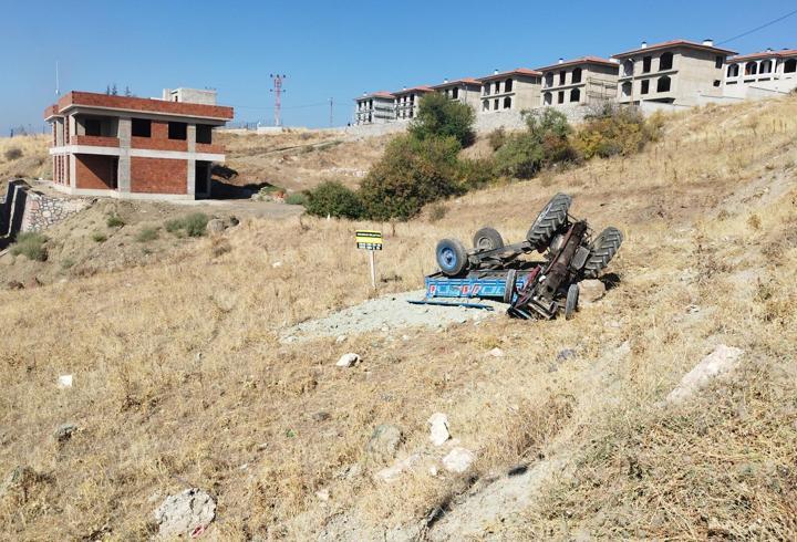 Tokat’ta traktör tarlaya devrildi: 2 ağır yaralı