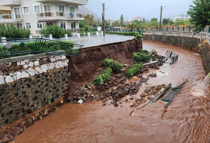 Marmaris'te sağanak hayatı olumsuz etkiledi
