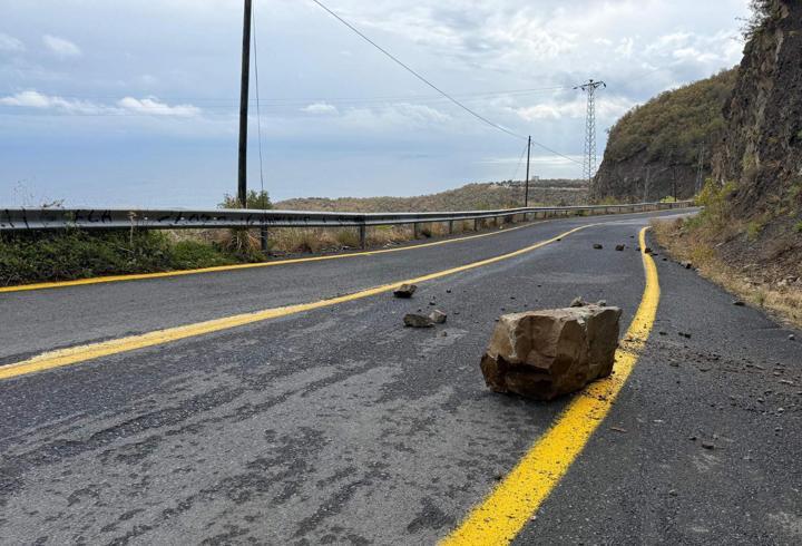 Tekirdağ'da yola kaya parçaları düştü
