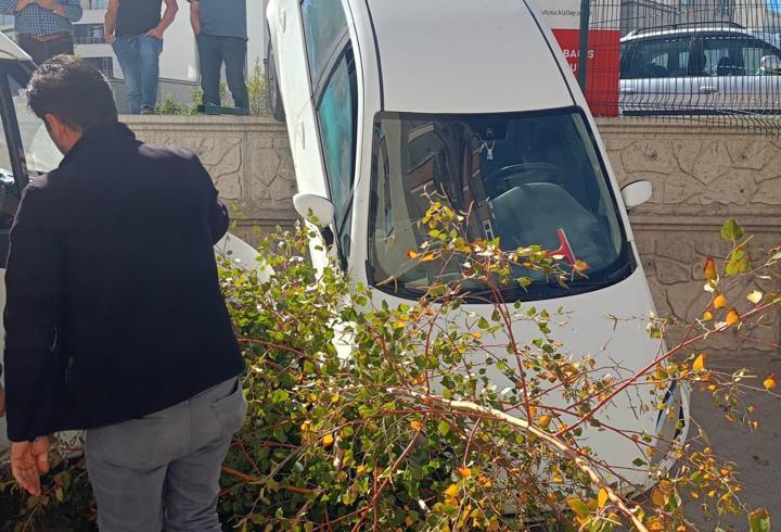 Nevşehir’de otomobil evin bahçesine uçtu