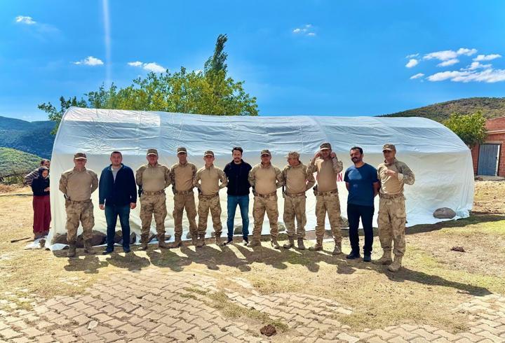 Sındırgı'daki üreticilere geçici çadır desteği sürüyor