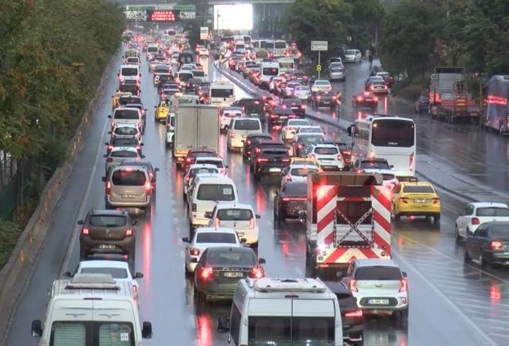 İstanbul'da yağış trafiği durma noktasına getirdi