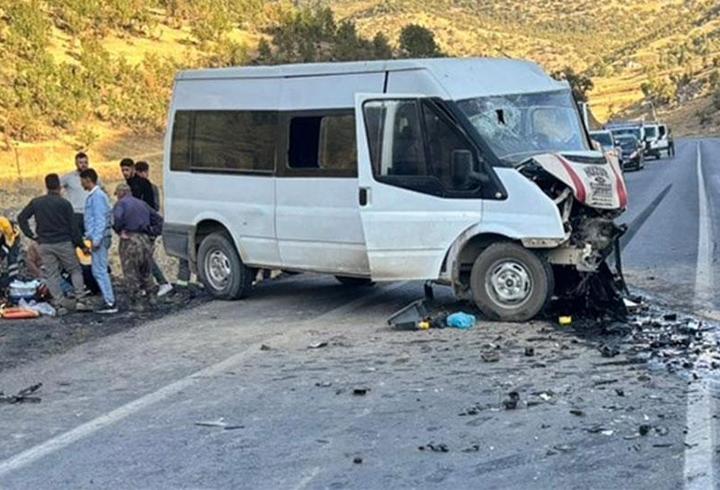 Şırnak'ta yolcu minibüsü ile hafif ticari araç çarpıştı: Çok sayıda yaralı var...