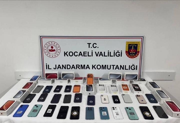 Kocaeli'de 50 kaçak cep telefonu ele geçirildi