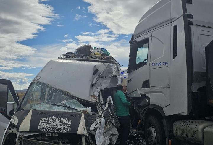 Nevşehir'de can pazarı: TIR ile minibüs çarpıştı