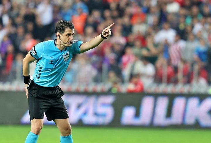 Fenerbahça Galatasaray maçı için geri sayım başladı. Süper Lig 14. haftada dev derbi mücadelesine sahne olacak. Milli ara öncesinde Kocaelispor ile karşı karşıya gelen aslanlar sahadan 1-0 mağlubiyetle ayrıldı. Sarı lacivertliler ise Kayserispor maçından 4-2 galibiyetle döndü. Bu sonuçla Fenerbahçe, puan farkını 1'e indirdi ve ligde 2. sıraya yerleşti. Şimdi ise gözler heyecan verici Fenerbahçe Galatasaray maçına çevrildi. Peki Fenerbahçe Galatasaray maçı ne zaman? Fenerbahçe Galatasaray maçı ha