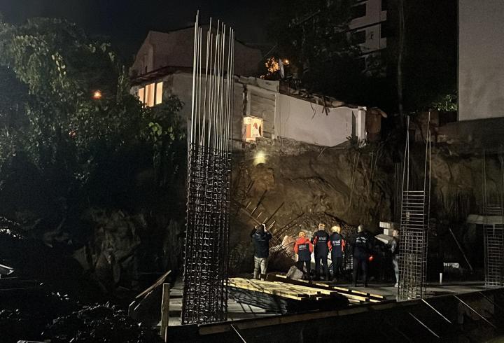 Temel kazası yapılan inşaatın bitişiğindeki evin bir duvarı çöktü