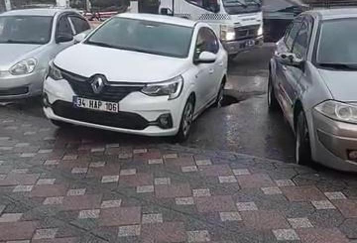 Otomobilin arka tekeri göçüğün içinde kaldı
