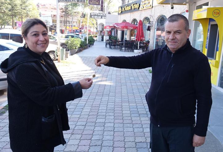 Altın künyenin sahibini ilanla buldu