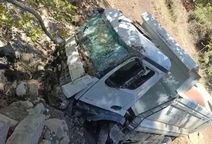 Uçurumdan yuvarlanan kamyonun sürücüsü öldü