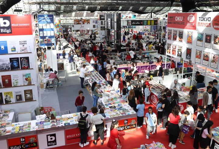 Antalya Kitap Fuarı'nda ziyaretçi akını