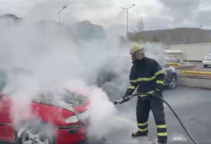 Otoparkta alev alan otomobili itfaiye söndürdü