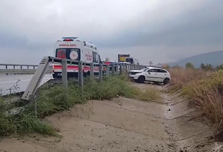 Su kanalına düşen otomobildeki 4 kişi yaralandı