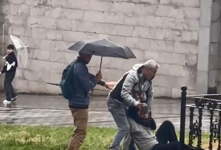 Önce yerde sürükledi sonra kaldırım taşıyla darbetti