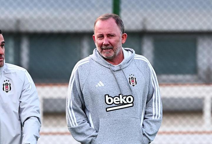 Sporseverler 18 Kasım Salı günün maçlarını araştırıyor. Bugün oynanacak olan maçlar için heyecan oldukça yüksek. 18 Kasım Salı günü Dünya Kupası İspanya Türkiye maçı ve Dünya Kupası Eleme maçları oynanacak. Hem uluslararası arenada hem de yerel liglerde dikkat çeken karşılaşmalar, spor tutkunlarını televizyon başına çekecek. Süper Lig, TFF 1. Lig, Premier Lig, Bundesliga, La Liga, Serie A, Ligue 1, Championship, Portekiz Premier Lig gibi önemli liglerin yanı sıra, basketbol ve voleybol maçlarını