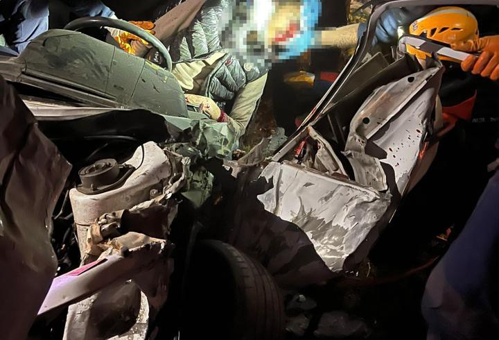 Otomobilde sıkışan sürücü ağır yaralandı