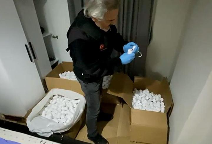 Evlerinde 103 bin hap ele geçirilen 5 şüpheliye gözaltı