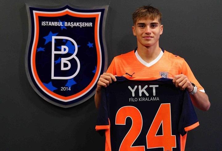 Başakşehir’de Güven Atalay, profesyonel sözleşme imzaladı