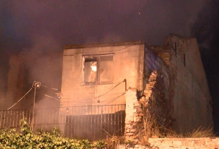 İstanbul - Fatih'te 2 katlı metruk bina alev alev yandı