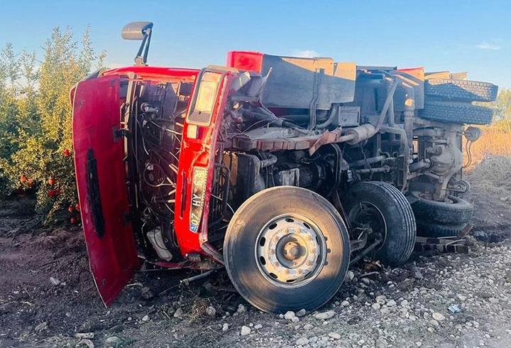 Antalya'da İtfaiye aracı devrildi: 2 yaralı