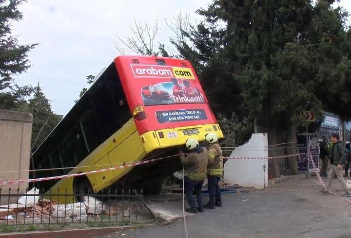 Üsküdar’da İETT otobüsü kaza yaptı