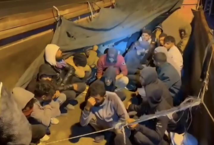 Hatay’da TIR’dan 28 kaçak göçmen çıktı