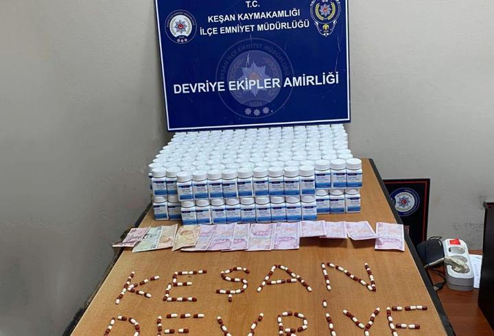 Park halindeki araçta 16 bin 744 sentetik hap ele geçirildi