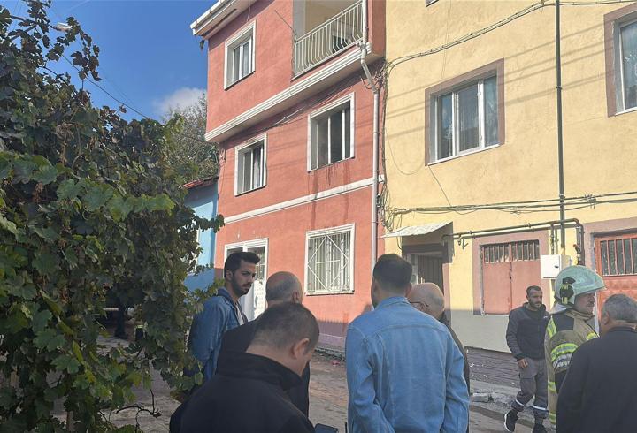 Yangında mahsur kalan anne ve 3 çocuğu kurtarıldı