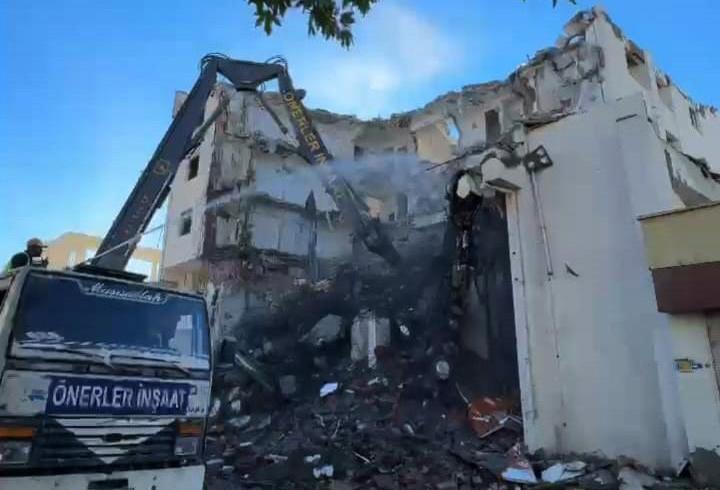 Depremde hasar gören 47 yıllık banka binası yıkılıyor