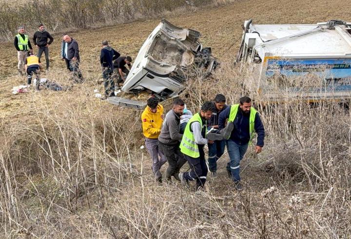 Çöp toplama kamyonu tarlaya devrildi; 3 yaralı