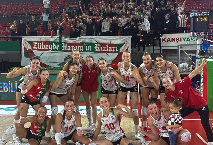 Karşıyaka filede VakıfBank önünde