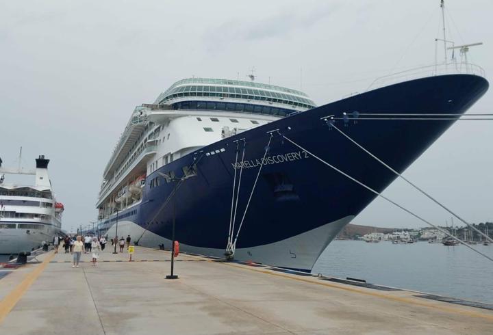 Bodrum'a çifte kruvaziyer ile 2 bin 64 turist geldi   