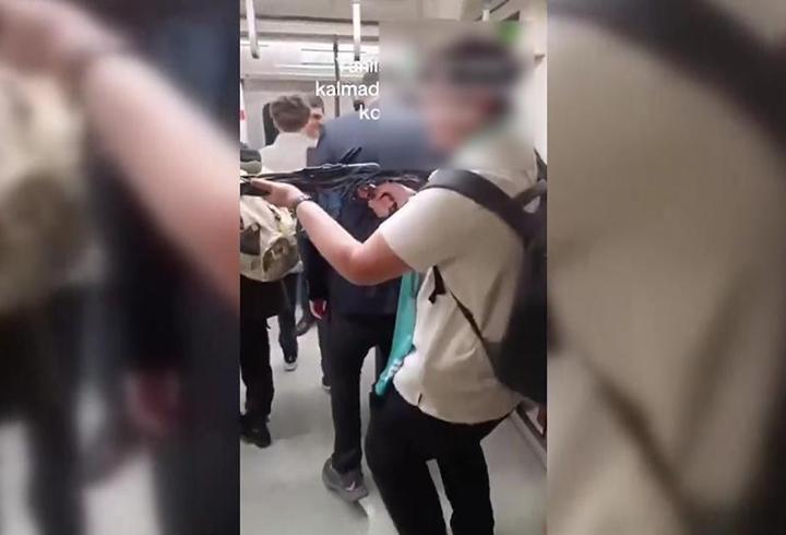 Metroda oyuncak tüfek paniği