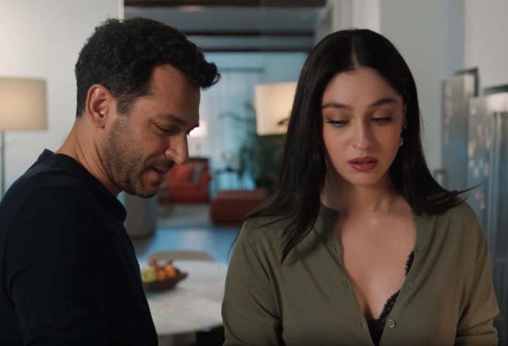 Uzak Şehir Şahin kendini vurdu. Dizide neler oluyor? Uzak Şehir’in son bölümünde yaşananlar izleyicileri ekran başına kilitledi. Şahin karakterinin yaşadığı büyük yüzleşme ve ardından gelen dramatik sahne, dizinin gidişatını tamamen değiştirdi. Özellikle final sahnesinde yaşananlar, “Şahin ölüyor mu?” sorusunu gündeme taşıdı. Sanal medyada binlerce yorum yapılırken, Alper Çankaya’nın performansı ise izleyicilerden tam not aldı. Şahin Albora karakterin akıbetiyle ilgili yapım ekibinin açıklaması 