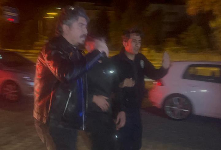 Hareket halindeki kamyonetin kasasından düşüp yaralandı