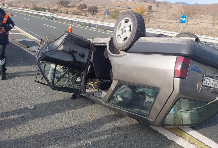 Traktöre çarpan otomobil devrildi: 5 yaralı