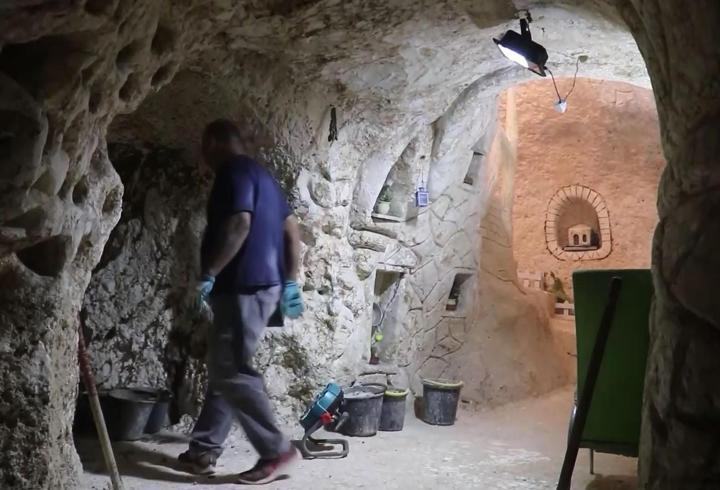 Batı Şeria’da mağarayı sığınağa dönüştürdü