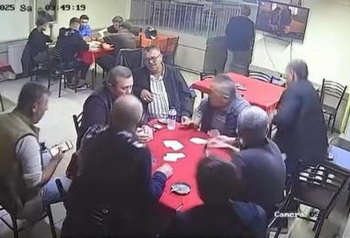 Depreme kıraathanede yakalananlar, panikle dışarı kaçtı