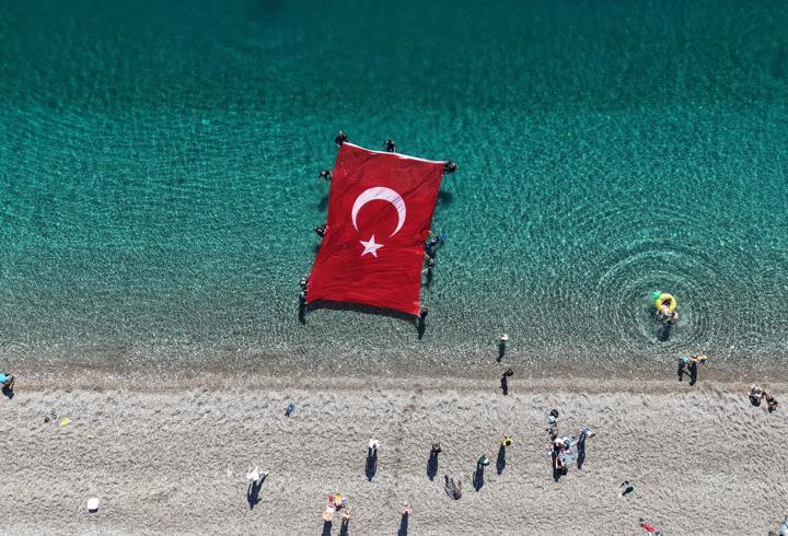 Bayramı su altında bayrak açarak kutladılar
