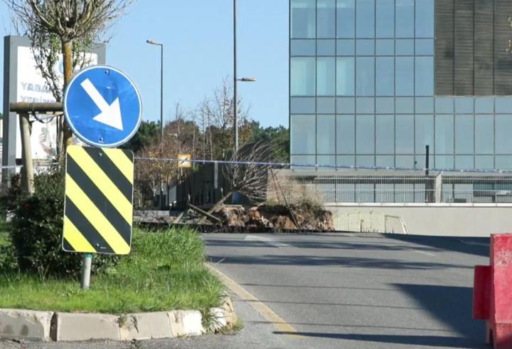 Ümraniye'de istinat duvarı yıkıldı, yol çöktü